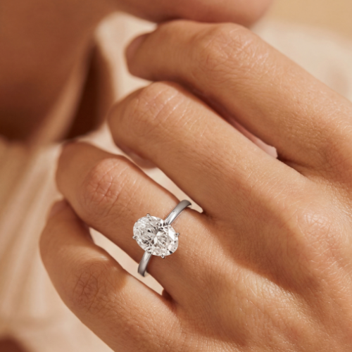 Aurora – Solitaire Forlovelsesring med Oval Diamant