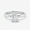 Elara - Solitaire Forlovelsesring med Emerald Cut Diamant