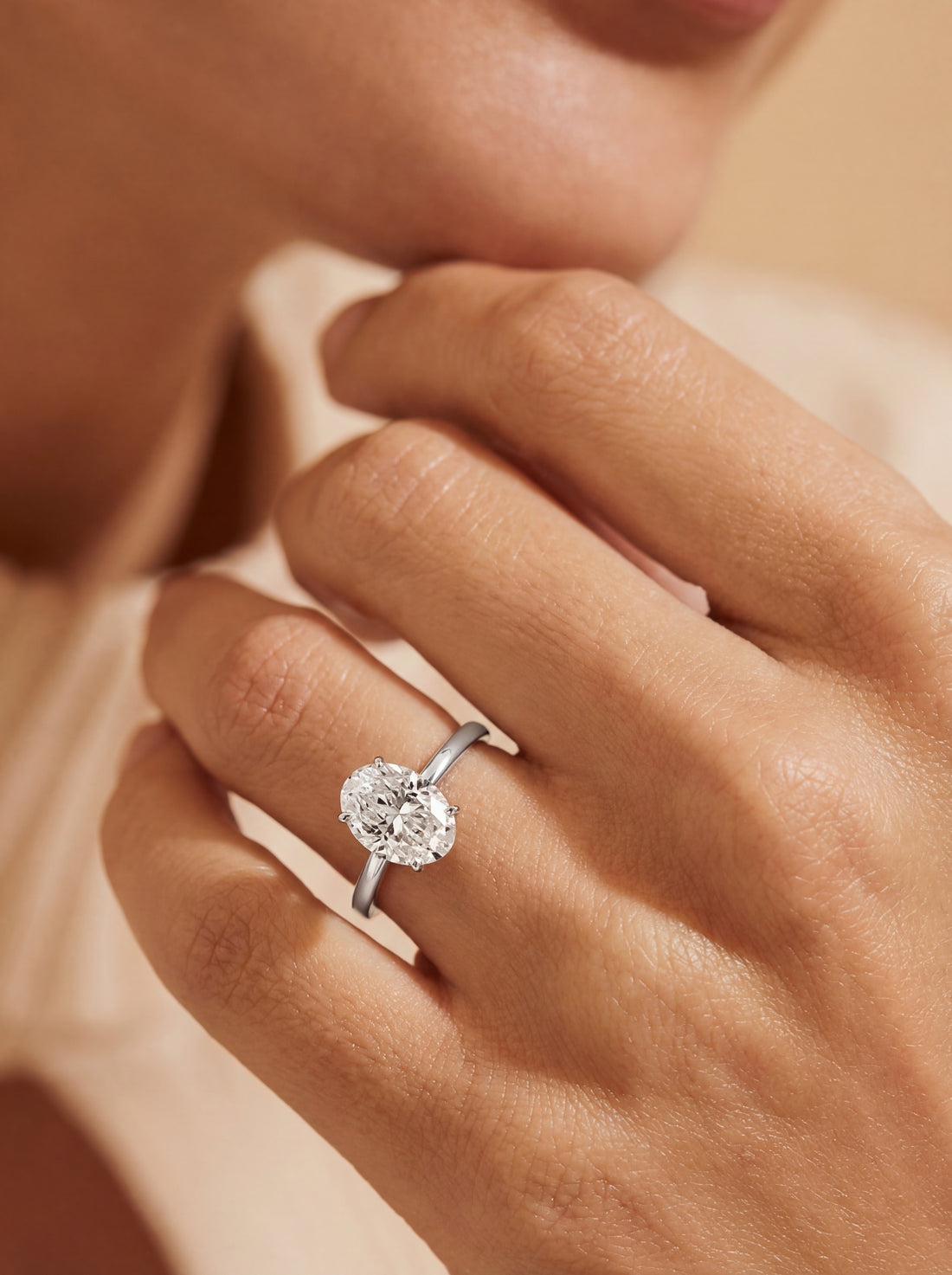 Aurora – Solitaire Forlovelsesring med Oval Diamant