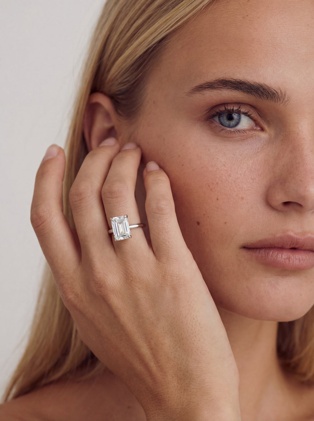 Elara - Solitaire Forlovelsesring med Emerald Cut Diamant