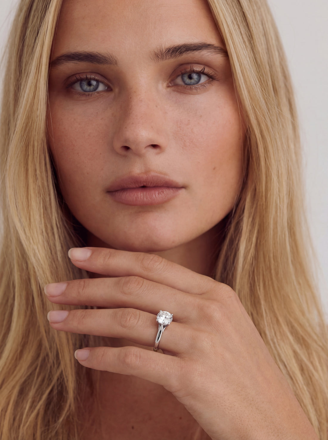 Celestine – Solitaire Forlovelsesring med Rund Briljant