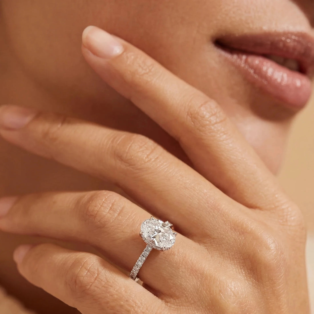 Seraphine - Pavé Forlovelsesring med Oval Diamant
